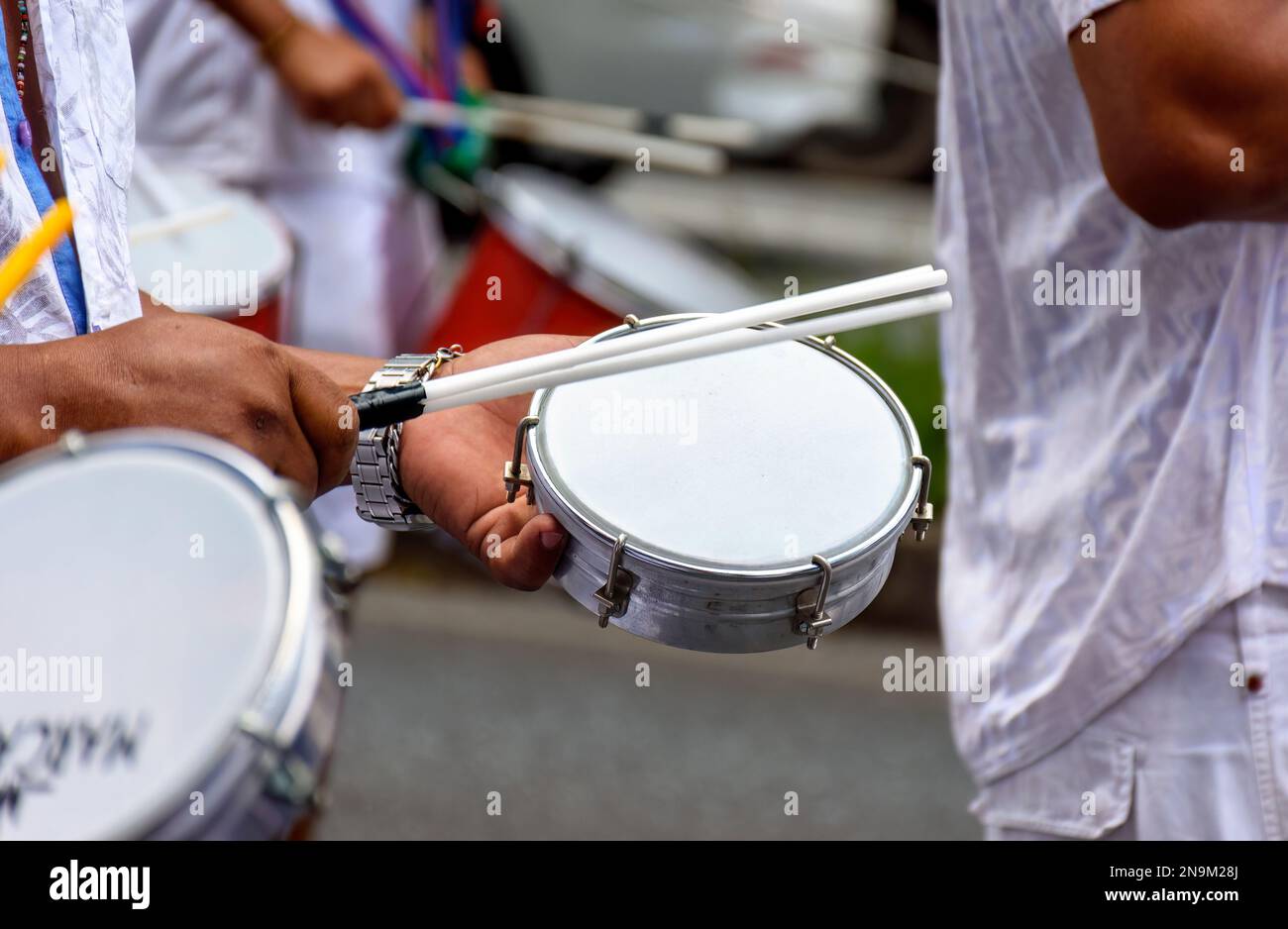I tamburelli vengono suonati nelle strade della città di Belo Horizonte durante una rappresentazione di samba al carnevale brasiliano di strada Foto Stock