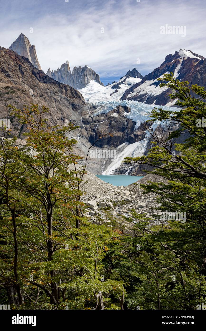 Vista sulla splendida glaciar Piedras Blancas con laguna, mentre escursioni a Laguna de los Tres e Monte Fitz Roy in Patagonia, Argentina, Sud America Foto Stock