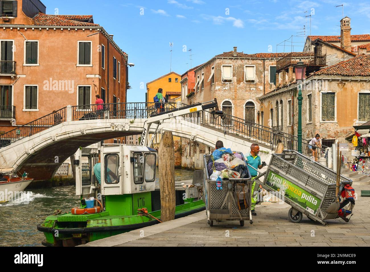 Raccolta rifiuti da una barca elettrica ormeggiata accanto al Ponte Santa Margarita in campo San Pantalon, sestiere di Dorsoduro, Venezia, Italia Foto Stock