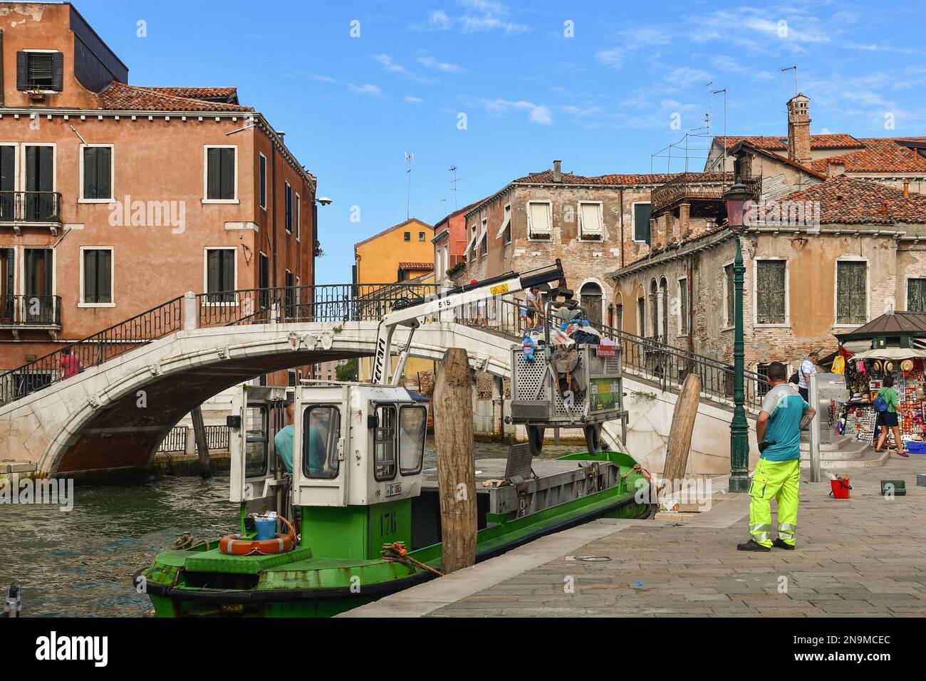 Raccolta rifiuti da una barca elettrica ormeggiata accanto al Ponte Santa Margarita in campo San Pantalon, sestiere di Dorsoduro, Venezia, Italia Foto Stock