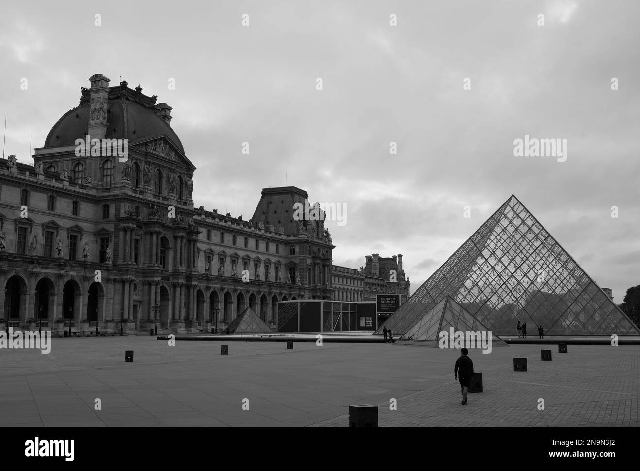 Un'immagine in scala di grigi dell'esterno del Museo del Louvre a Parigi, Francia Foto Stock