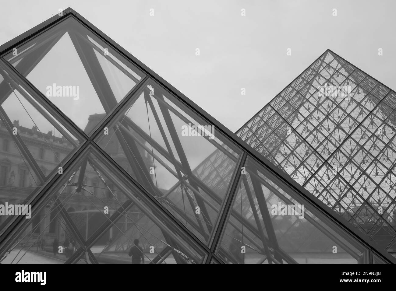 Un'immagine in scala di grigi dell'esterno della Piramide del Louvre a Parigi, Francia Foto Stock
