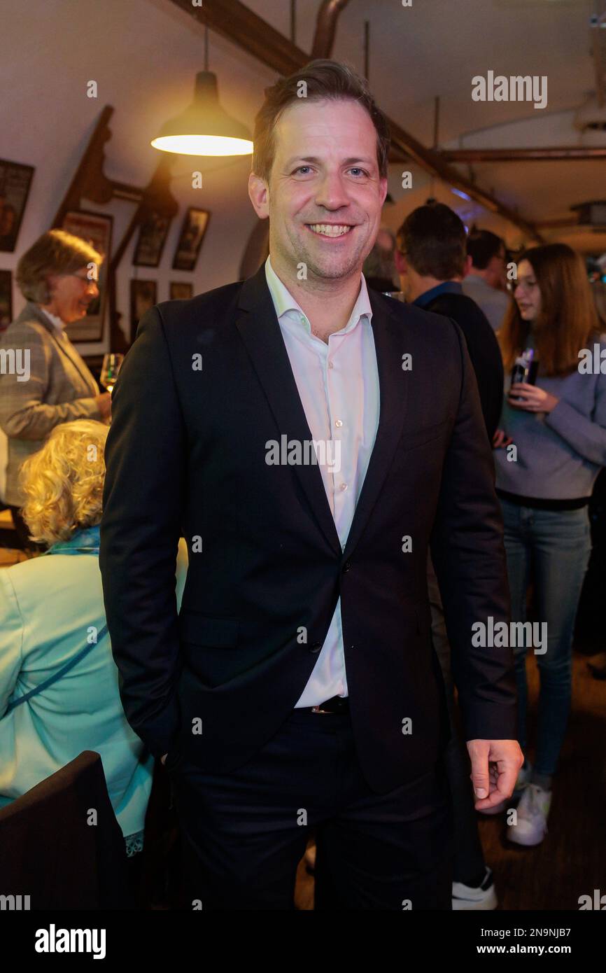 Magonza, Germania. 12th Feb, 2023. Il candidato Nino Haase (nessuna affiliazione al partito) sorride al partito elettorale dopo le elezioni comunali a Eisgrub-Bräu. Dopo aver contato i primi distretti votanti nelle elezioni OB a Magonza, Haase e Chr. Viering del Partito Verde si è presentato al top. I primi risultati preliminari di 34 dei 118 distretti votanti hanno visto l'Haase di 39 anni avanti con circa il 40 per cento. Credit: Jörg Halisch/dpa/Alamy Live News Foto Stock