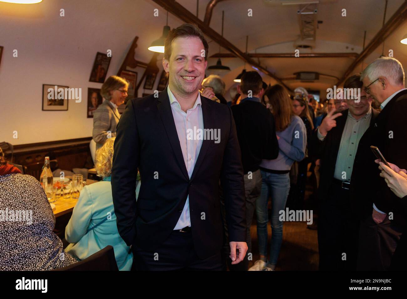 Magonza, Germania. 12th Feb, 2023. Il candidato Nino Haase (nessuna affiliazione al partito) sorride al partito elettorale dopo le elezioni comunali a Eisgrub-Bräu. Dopo aver contato i primi distretti votanti nelle elezioni OB a Magonza, Haase e Chr. Viering del Partito Verde si è presentato al top. I primi risultati preliminari di 34 dei 118 distretti votanti hanno visto l'Haase di 39 anni avanti con circa il 40 per cento. Credit: Jörg Halisch/dpa/Alamy Live News Foto Stock