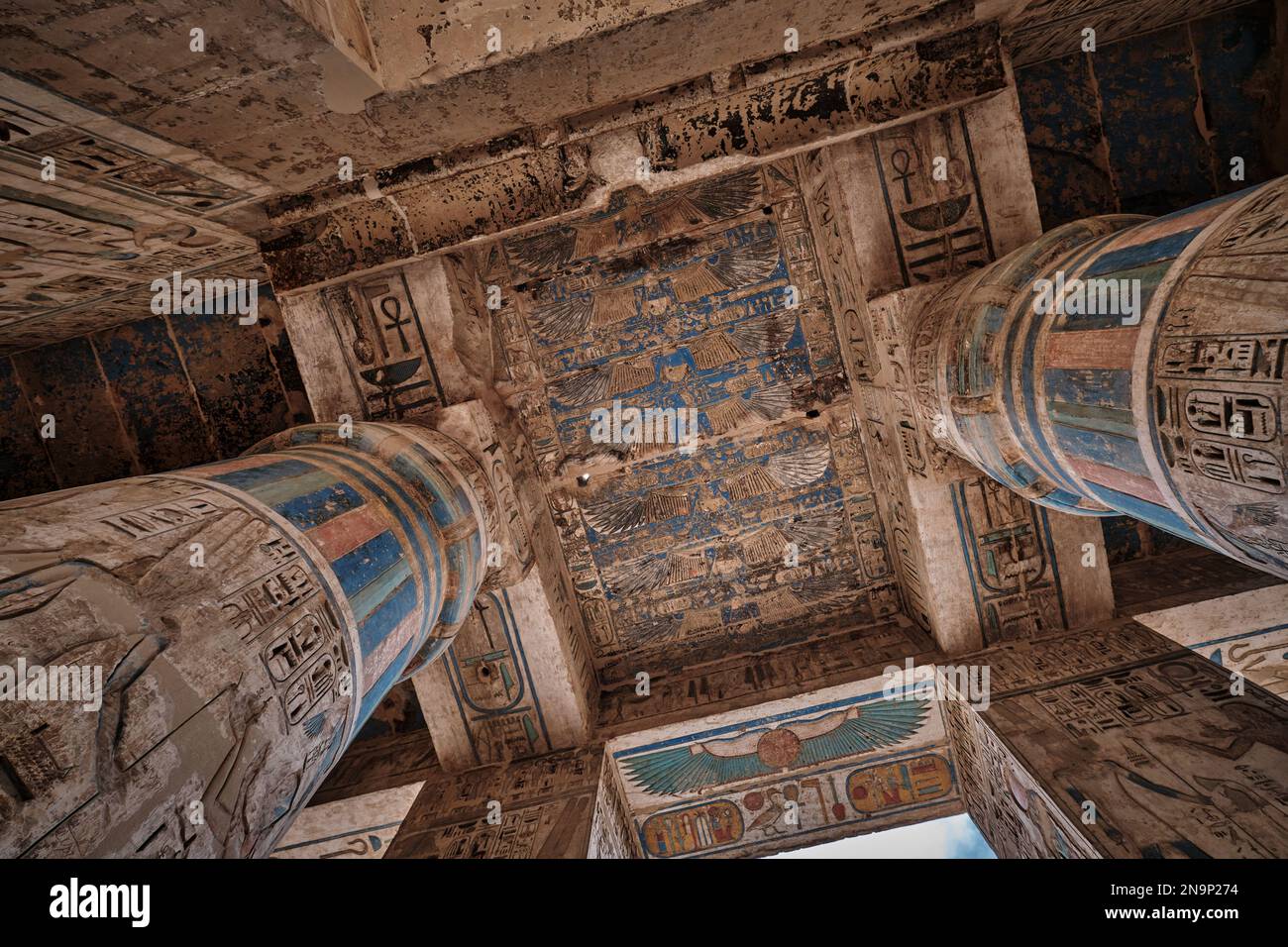 Tempio mortuario di Ramesse III a Medinet Habu a Luxor, Egitto che mostra decorazione soffitto nella sala peristilio con colori conservati Foto Stock