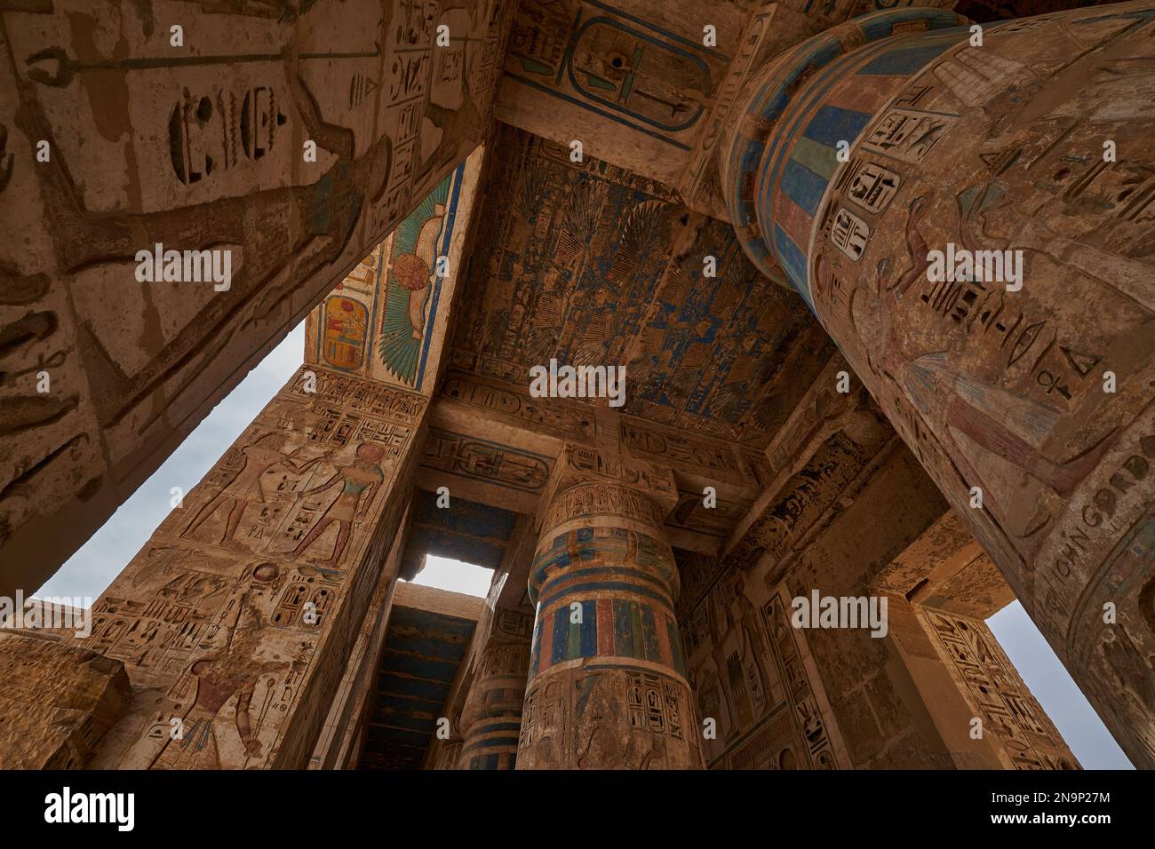 Tempio mortuario di Ramesse III a Medinet Habu a Luxor, Egitto che mostra decorazione soffitto nella sala peristilio con colori conservati Foto Stock