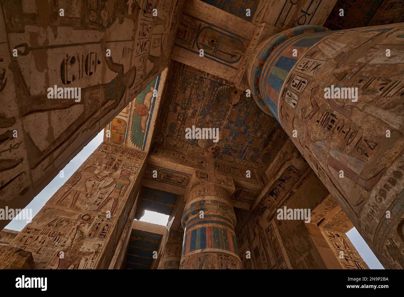 Tempio mortuario di Ramesse III a Medinet Habu a Luxor, Egitto che mostra decorazione soffitto nella sala peristilio con colori conservati Foto Stock