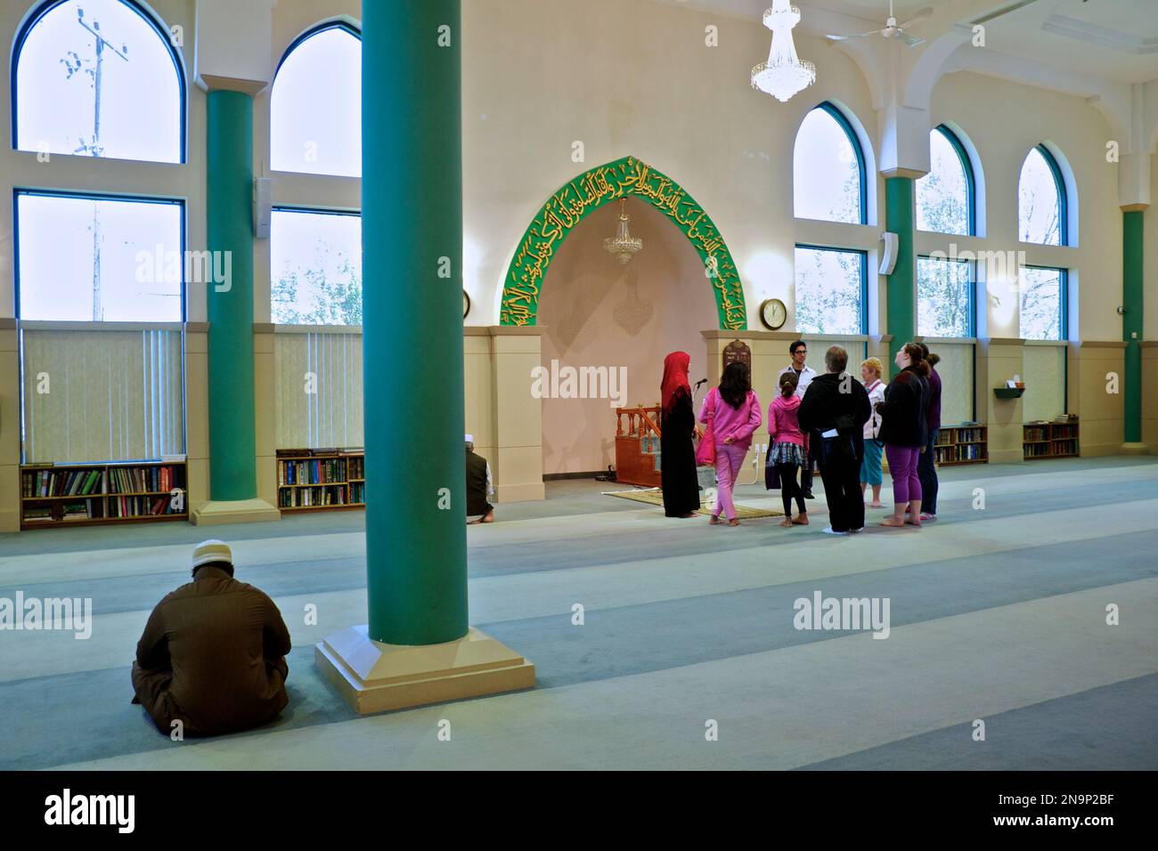 Toronto, Ontario / Canada - 26 maggio 2013: Edificio interno di una moschea. Uomo arabo musulmano che legge il Corano e prega. Foto Stock