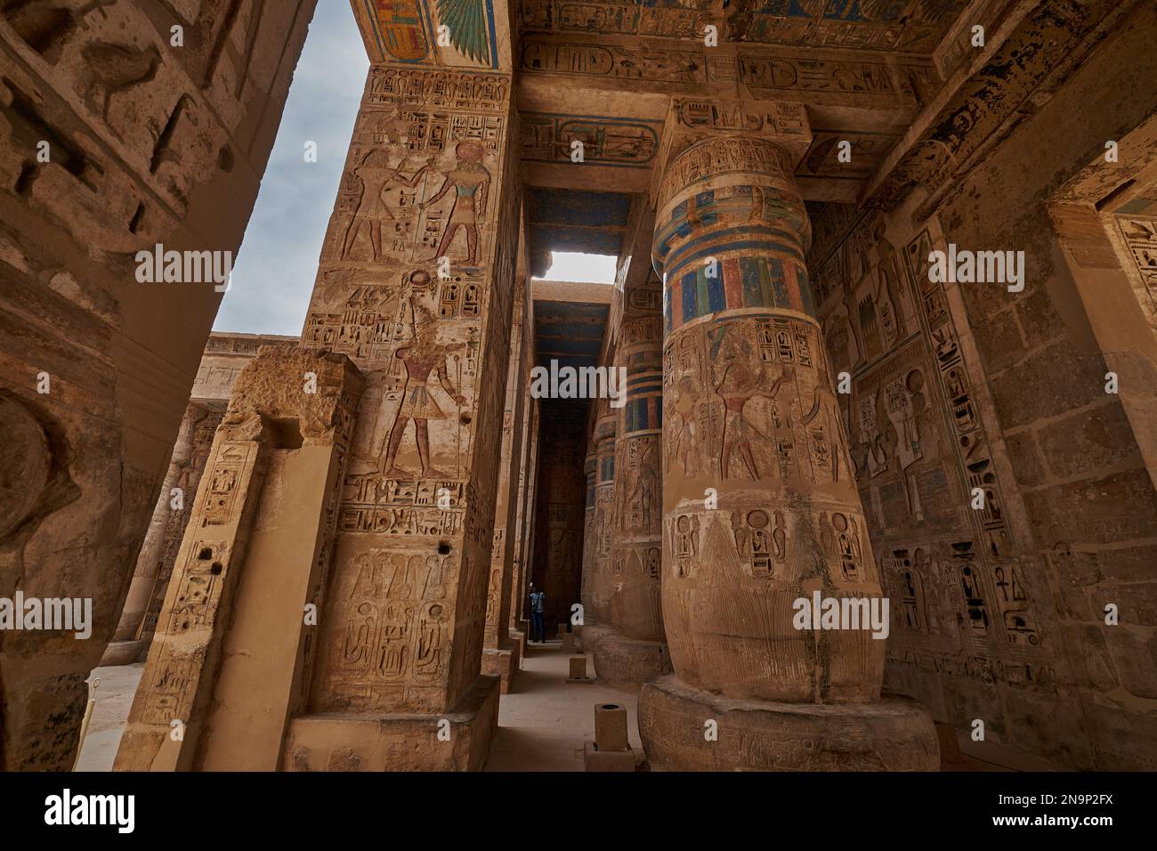 Tempio mortuario di Ramesse III a Medinet Habu a Luxor, Egitto che mostra decorazione soffitto nella sala peristilio con colori conservati Foto Stock