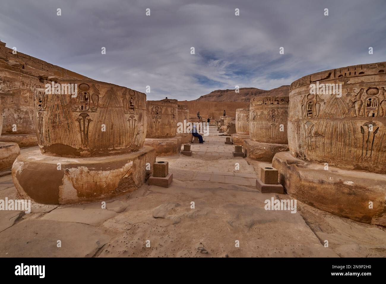 Geroglifici e colonne al Tempio mortuario di Ramesse III a Medinet Habu a Luxor, Egitto Foto Stock