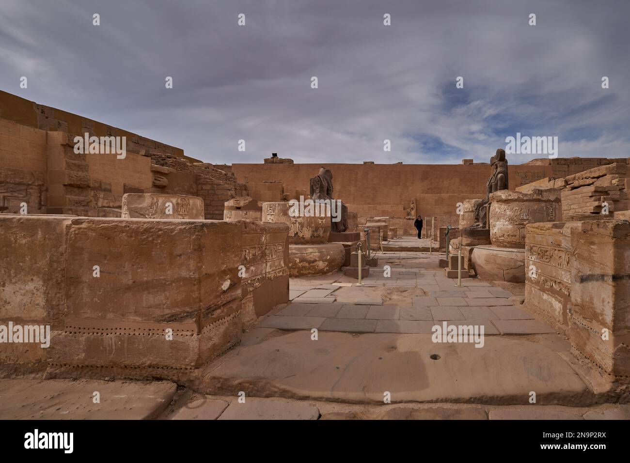 Geroglifici e colonne al Tempio mortuario di Ramesse III a Medinet Habu a Luxor, Egitto Foto Stock