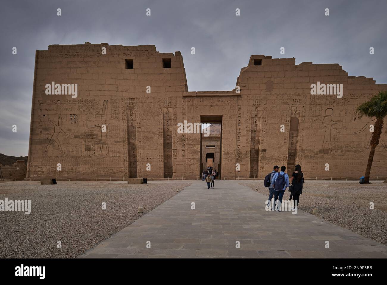 Tempio mortuario di Ramesse III a Medinet Habu a Luxor, Egitto vista luce del giorno esterna che mostra il primo pilone e l'ingresso principale al piazzale Foto Stock