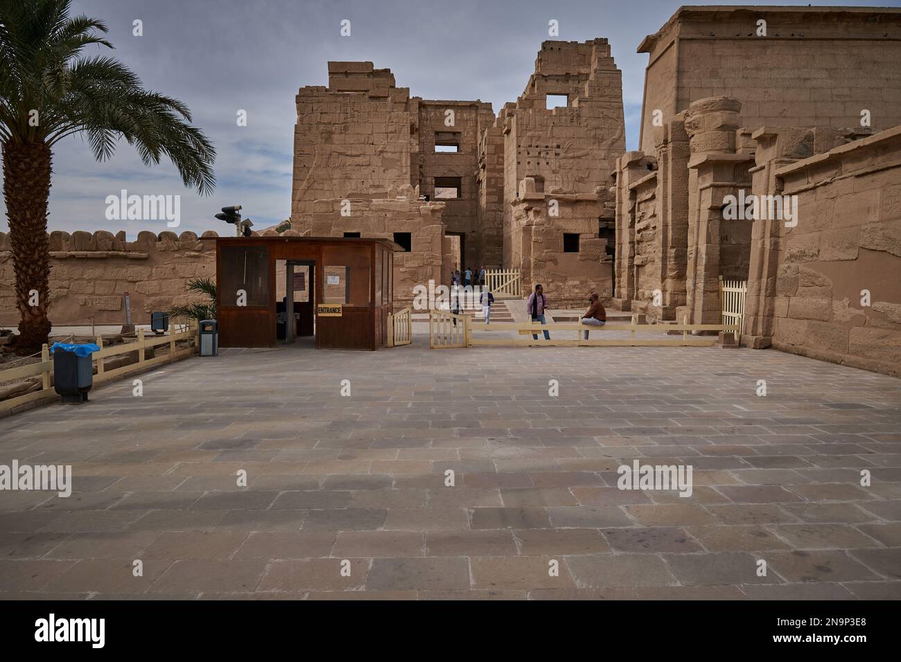 Ingresso Migdal a Medinet Habu dal sud-est, un sito archeologico vicino alle colline Theban sulla riva occidentale del Nilo di fronte Luxor Egitto Foto Stock