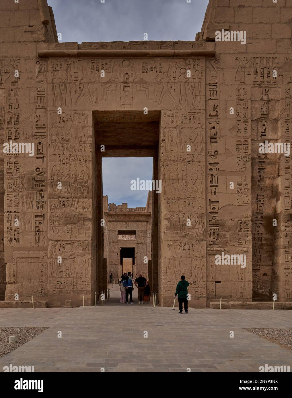 Tempio mortuario di Ramesse III a Medinet Habu a Luxor, Egitto mostrando il primo pilone e il piazzale Foto Stock