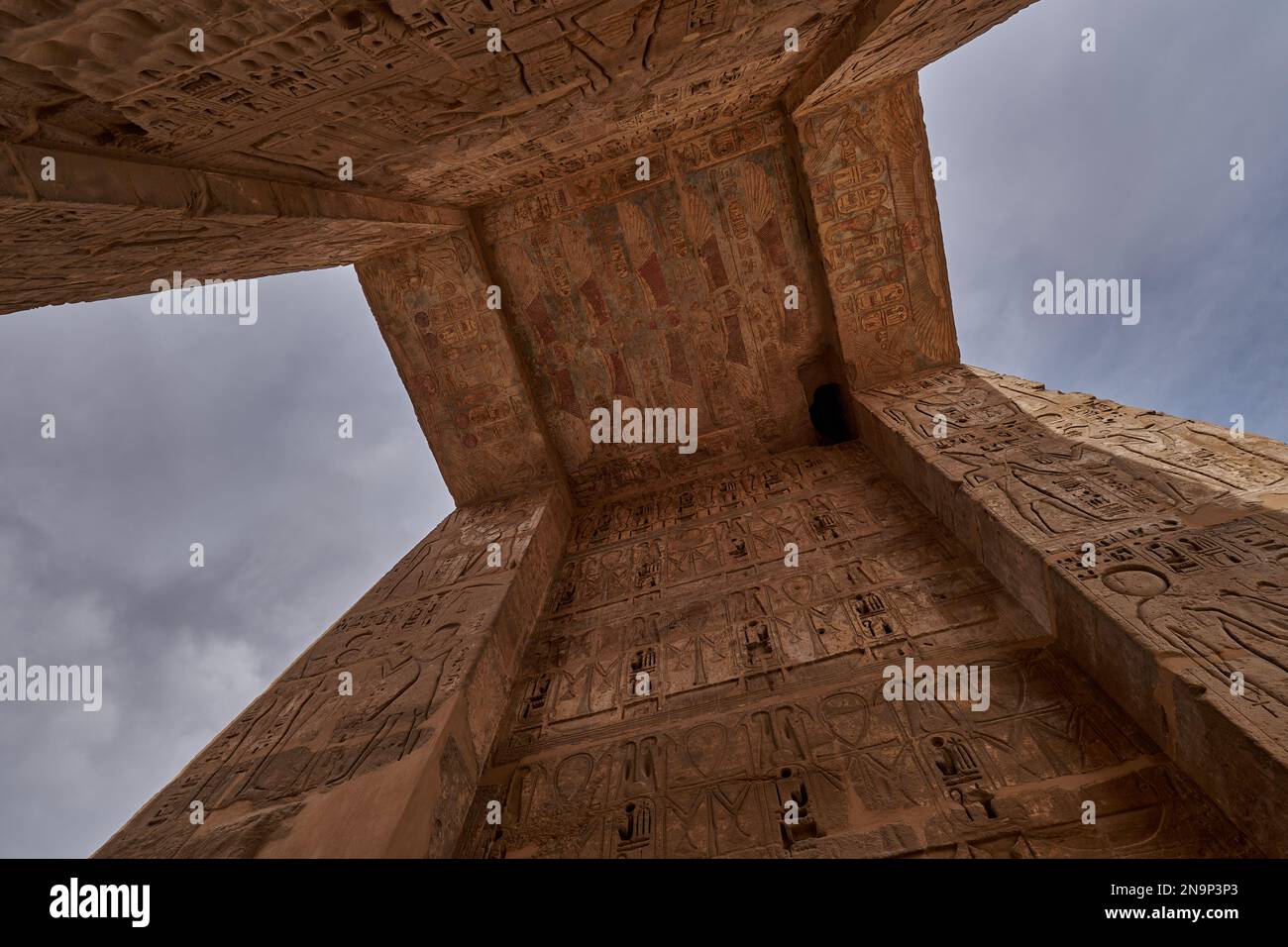 Tempio mortuario di Ramesse III a Medinet Habu a Luxor, Egitto che mostra decorazione soffitto nella sala peristilio con colori conservati Foto Stock