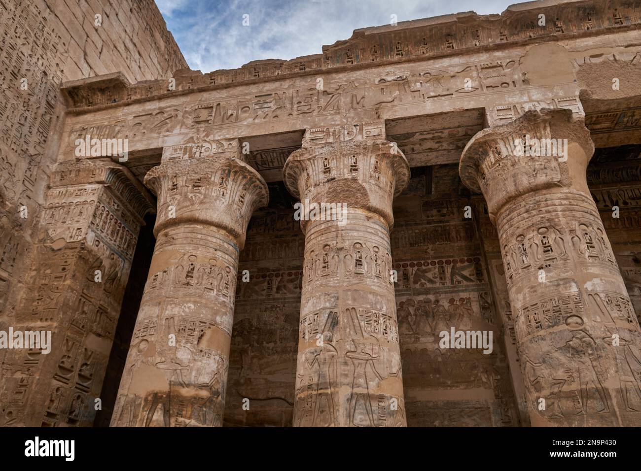 Tempio mortuario di Ramesse III a Medinet Habu a Luxor, Egitto che mostra colonne nel primo cortile Foto Stock