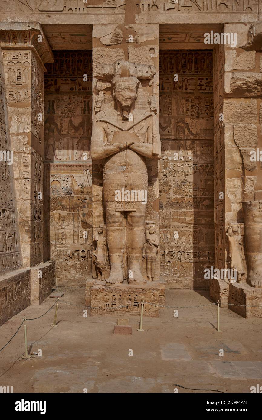 Tempio mortuario di Ramesse III a Medinet Habu a Luxor, vista sulla luce del giorno in Egitto che mostra le colonne Ramessid nella corte peristilio (primo cortile) Foto Stock