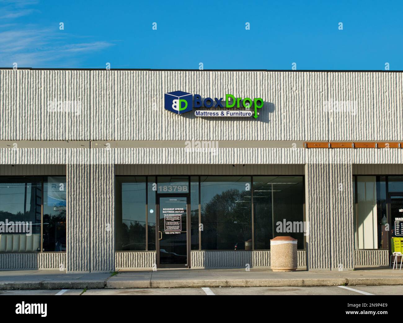 Houston, Texas USA 02-10-2023: Facciata esterna dell'edificio Box Drop a Houston, Texas. Negozio di materassi a prezzi scontati, negozi locali. Foto Stock
