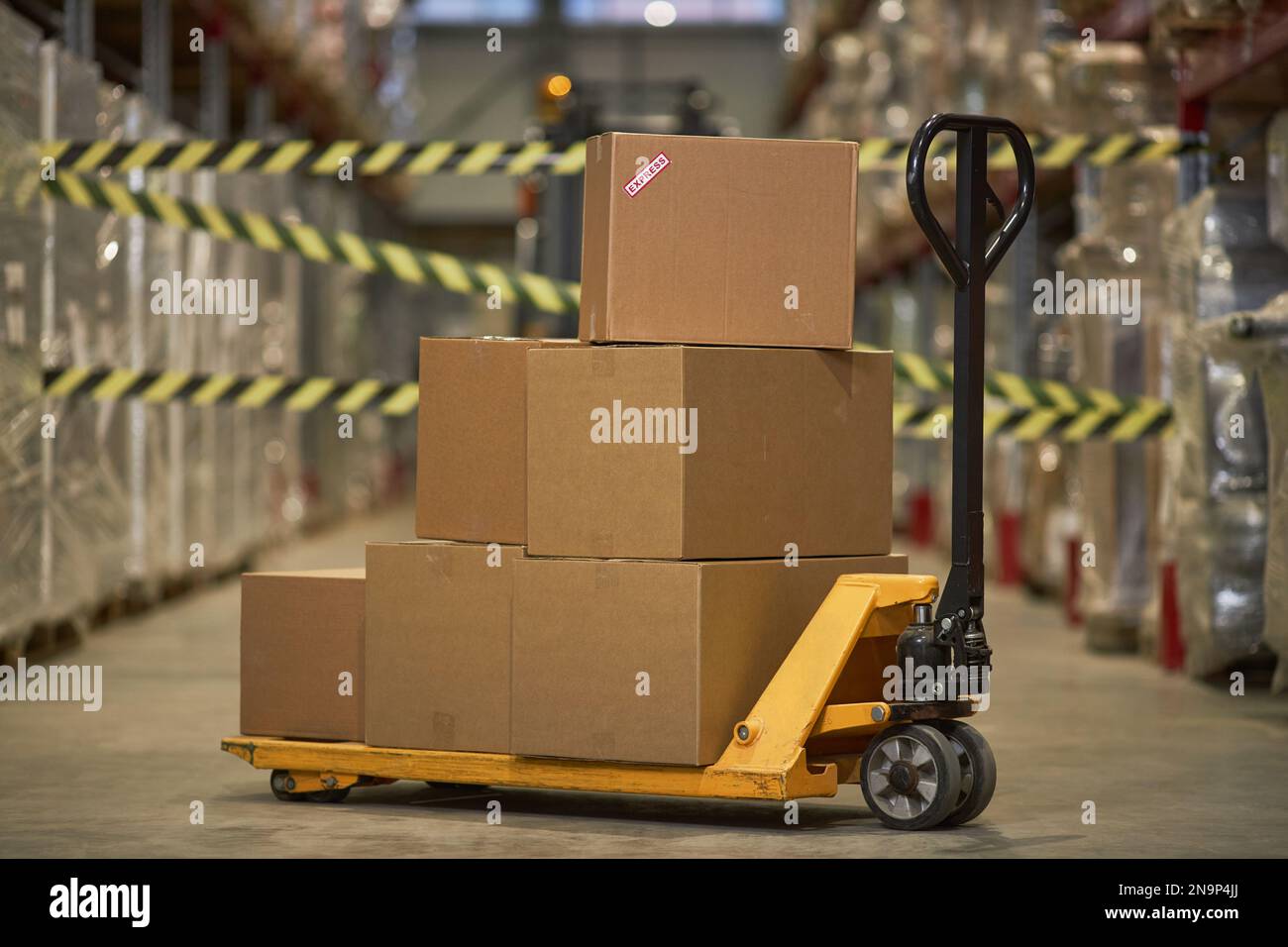 Immagine di sfondo di scatole impilate in magazzino commerciale, spazio di copia Foto Stock