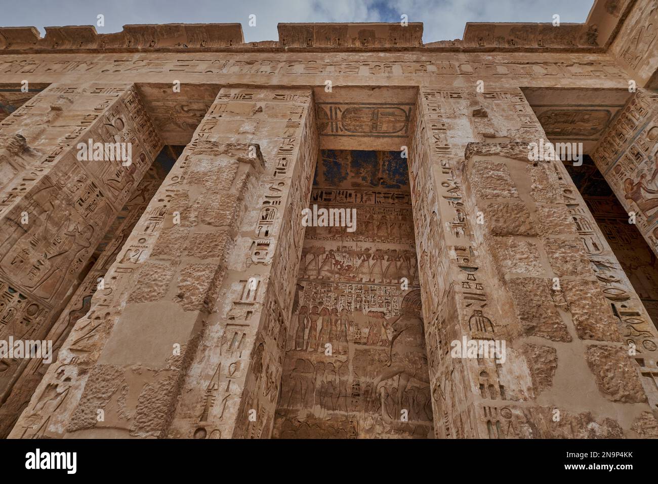 Tempio mortuario di Ramesse III a Medinet Habu a Luxor, Egitto, che mostra dettagli colonna Foto Stock