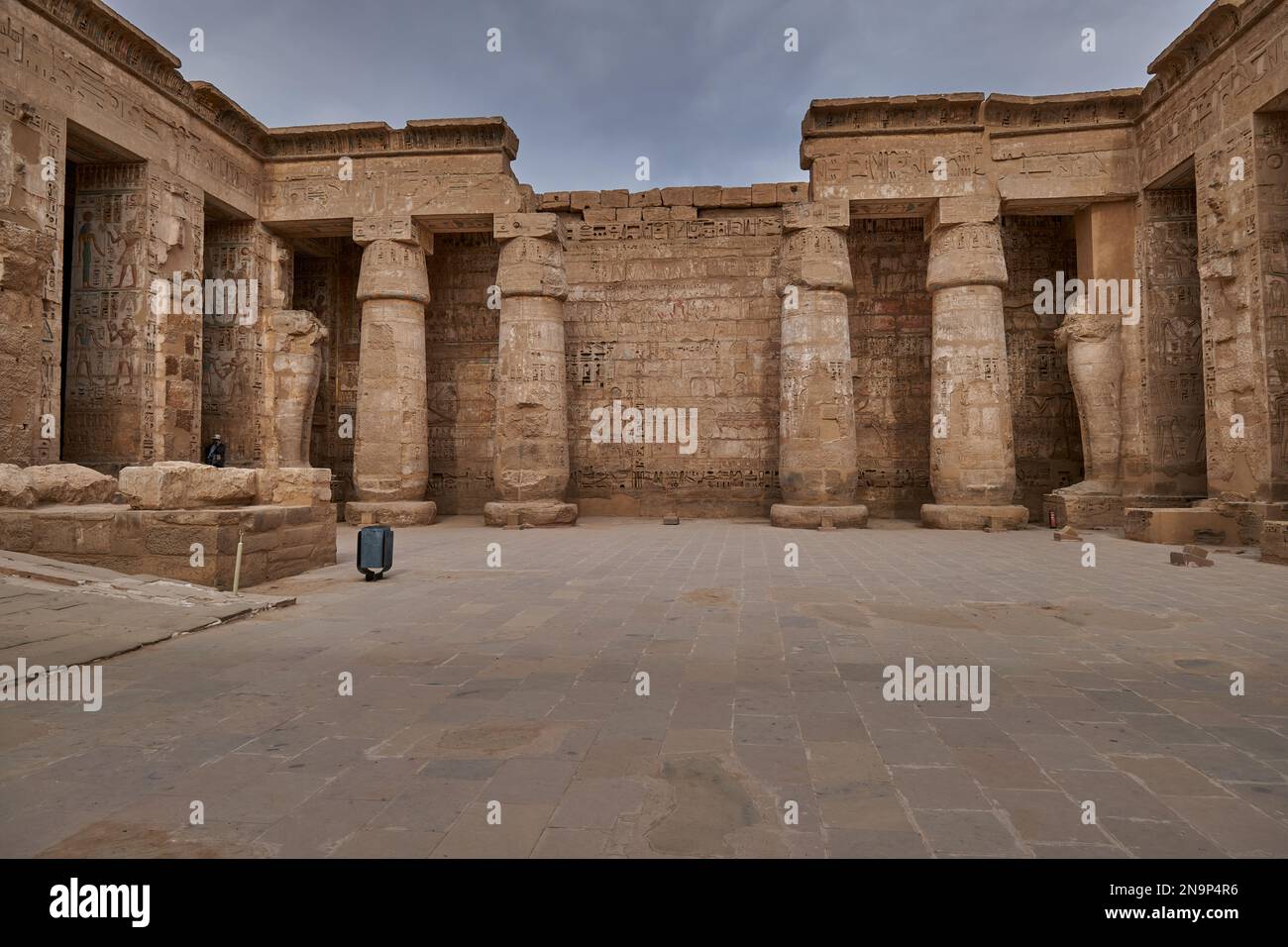 Tempio mortuario di Ramesse III a Medinet Habu a Luxor, Egitto che mostra colonne nel primo cortile Foto Stock