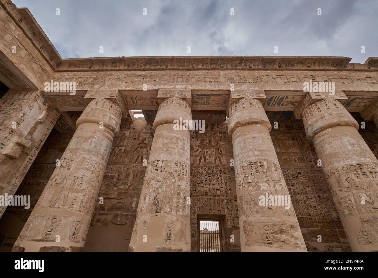 Tempio mortuario di Ramesse III a Medinet Habu a Luxor, Egitto che mostra colonne nel primo cortile Foto Stock