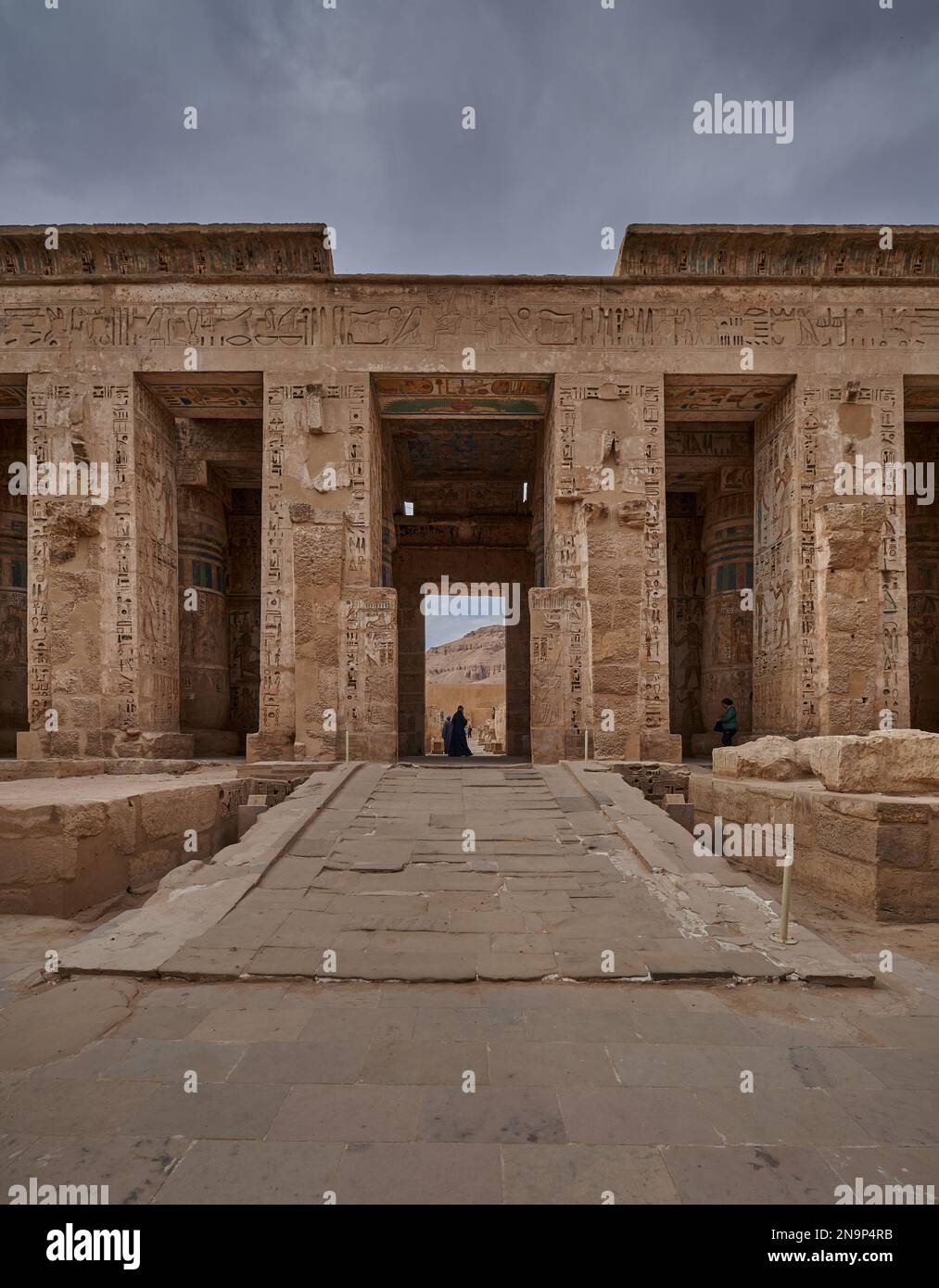 Tempio mortuario di Ramesse III a Medinet Habu a Luxor, Egitto che mostra il secondo cortile e la facciata della sala peristilio Foto Stock