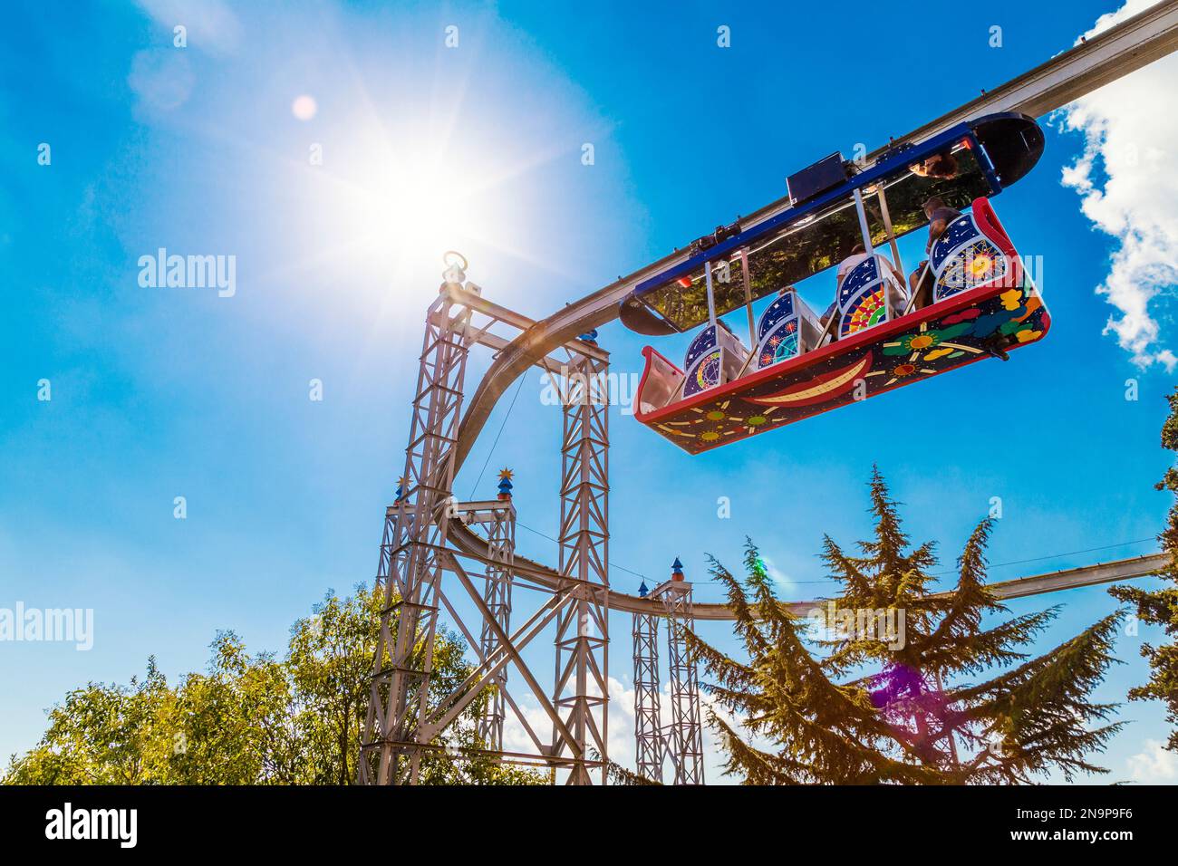 L'antenna Embruixabruixes ferroviari con Barcellona in background al Parco di Divertimenti di Tibidabo, Barcellona, Spagna Foto Stock