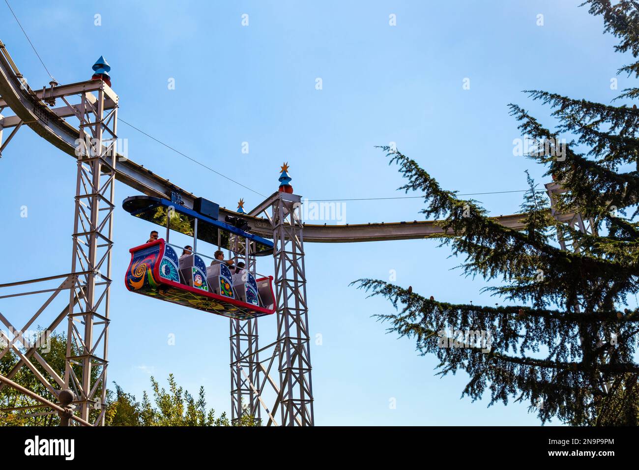 L'antenna Embruixabruixes ferroviari con Barcellona in background al Parco di Divertimenti di Tibidabo, Barcellona, Spagna Foto Stock
