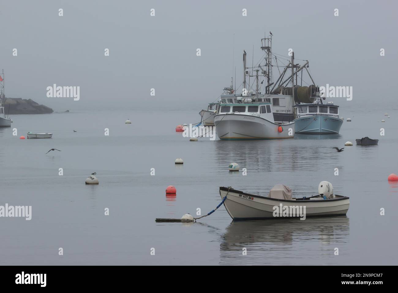 Il porto di Rye è un piccolo porto commerciale nel New Hampshire sud-orientale. Si tratta di una scena tipica in una giornata di nebbia. Molto occupato nella stagione di pesca e. Foto Stock