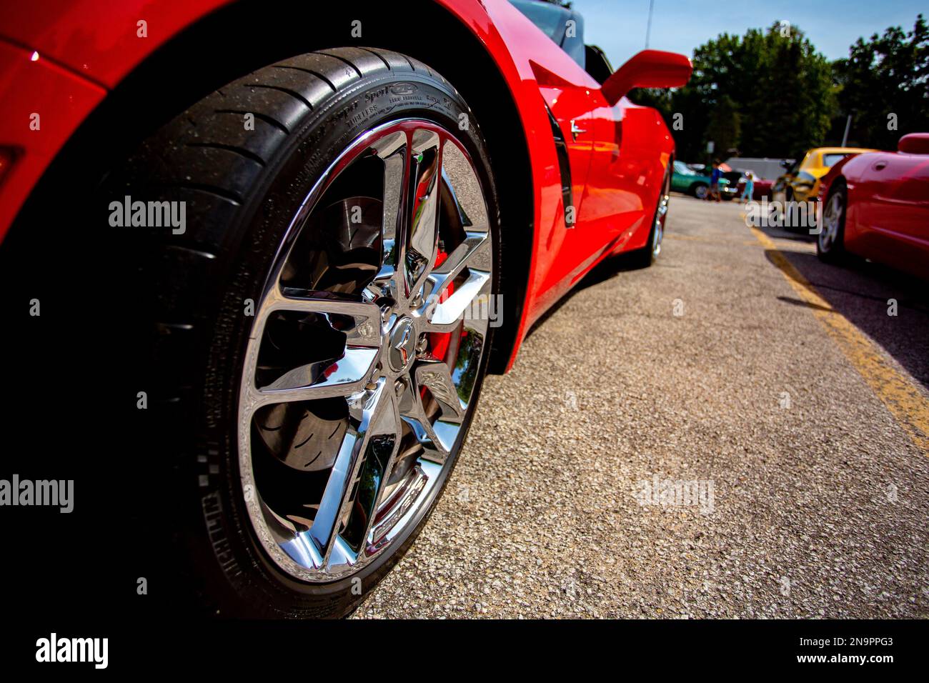 Una vista laterale delle ruote di una Chevrolet rossa Corvette Classic e Sport Car in strada Foto Stock