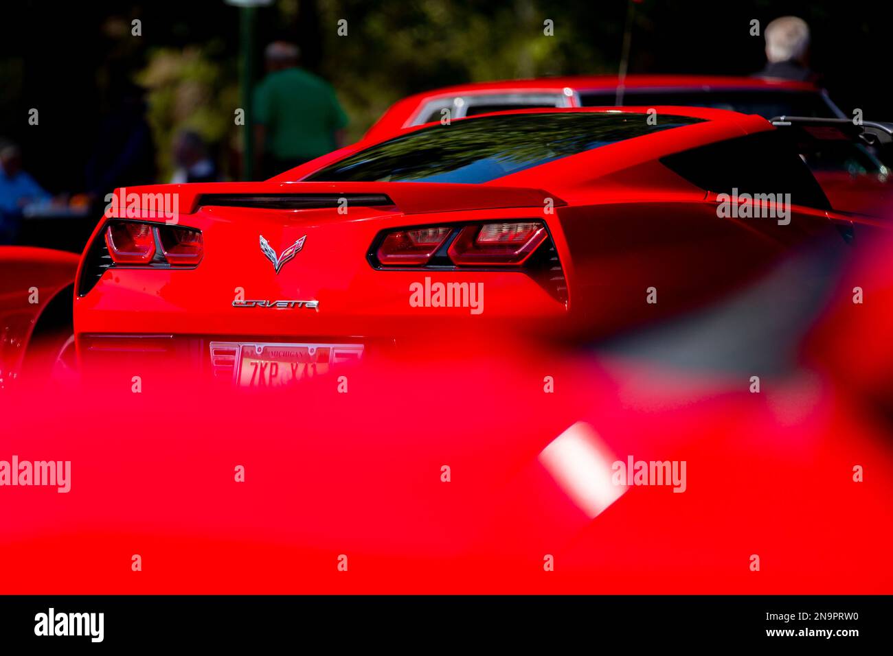 Il ritorno di una Chevrolet Corvette rossa in strada di giorno Foto Stock
