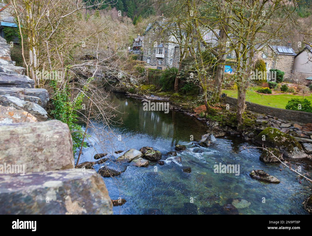 Il fiume Llugwy che scorre attraverso il villaggio di Betws-y-Coed, Galles, Regno Unito Foto Stock