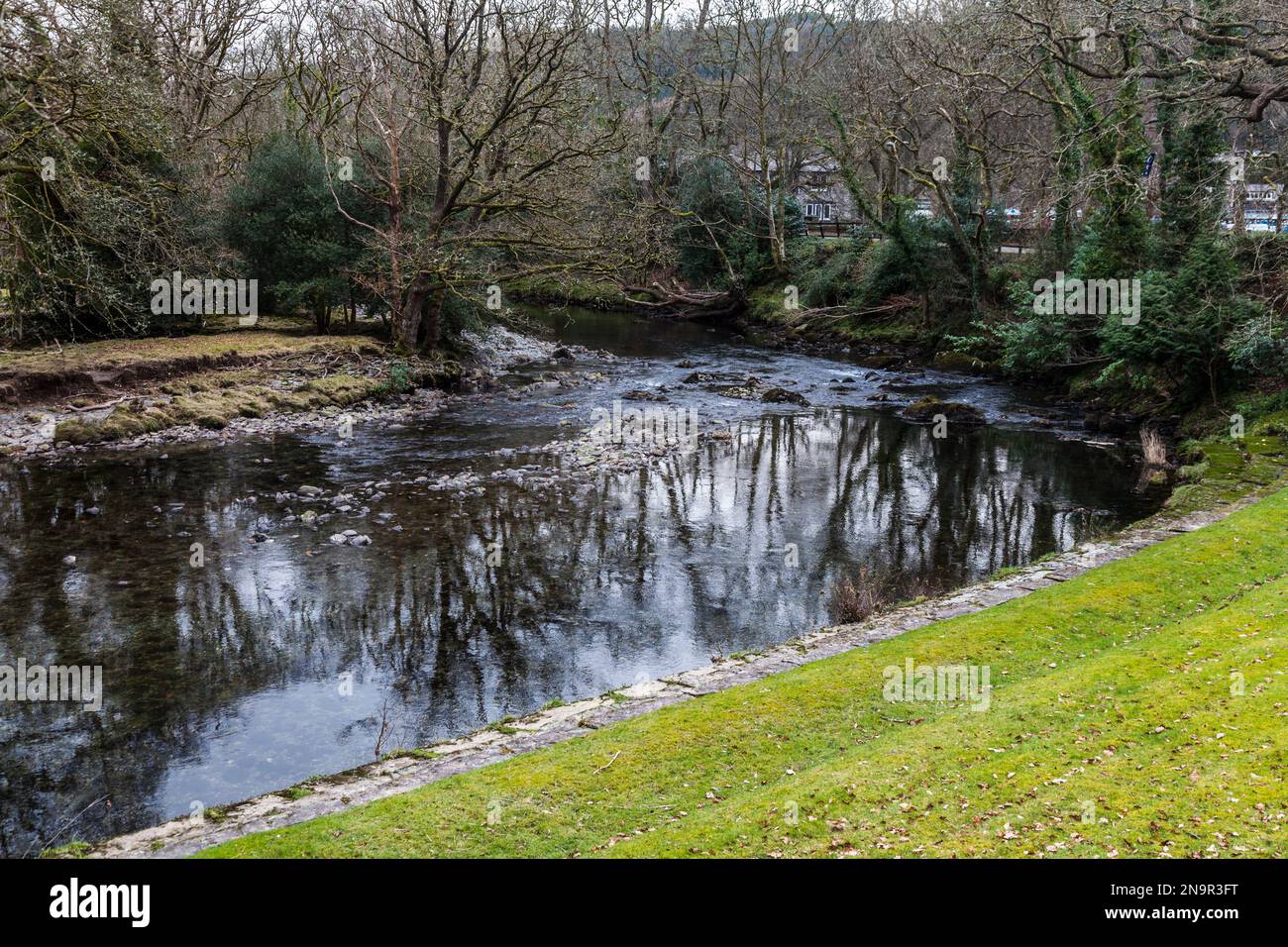 Il fiume Llugwy che scorre attraverso il villaggio di Betws-y-Coed, Galles, Regno Unito Foto Stock