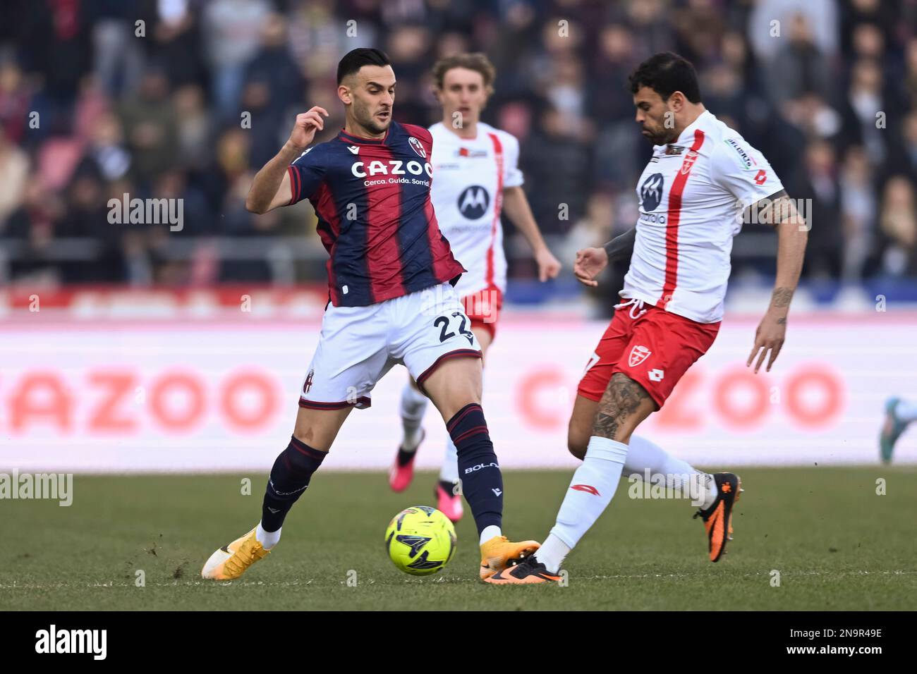 Charalambos Lykogiannis (Bologna)Andrea Petagna (Monza) durante la Serie Italiana Una partita tra Bologna 0-1 Monza allo Stadio Renato D'Ara il 12 febbraio 2023 a Bologna. Credit: Maurizio Borsari/AFLO/Alamy Live News Foto Stock