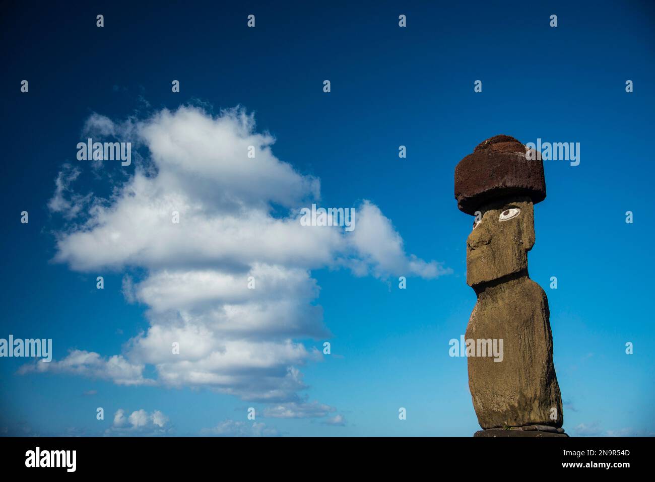Single Moai a te Ata Hero a Hanga Roa; Isola di Pasqua, Cile Foto Stock
