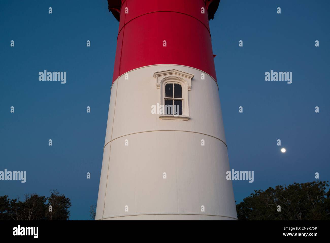 Dettaglio della luce Nauset di notte con luna piena nel cielo limpido sullo sfondo; Eastham, Cape Cod, Massachusetts, Stati Uniti d'America Foto Stock
