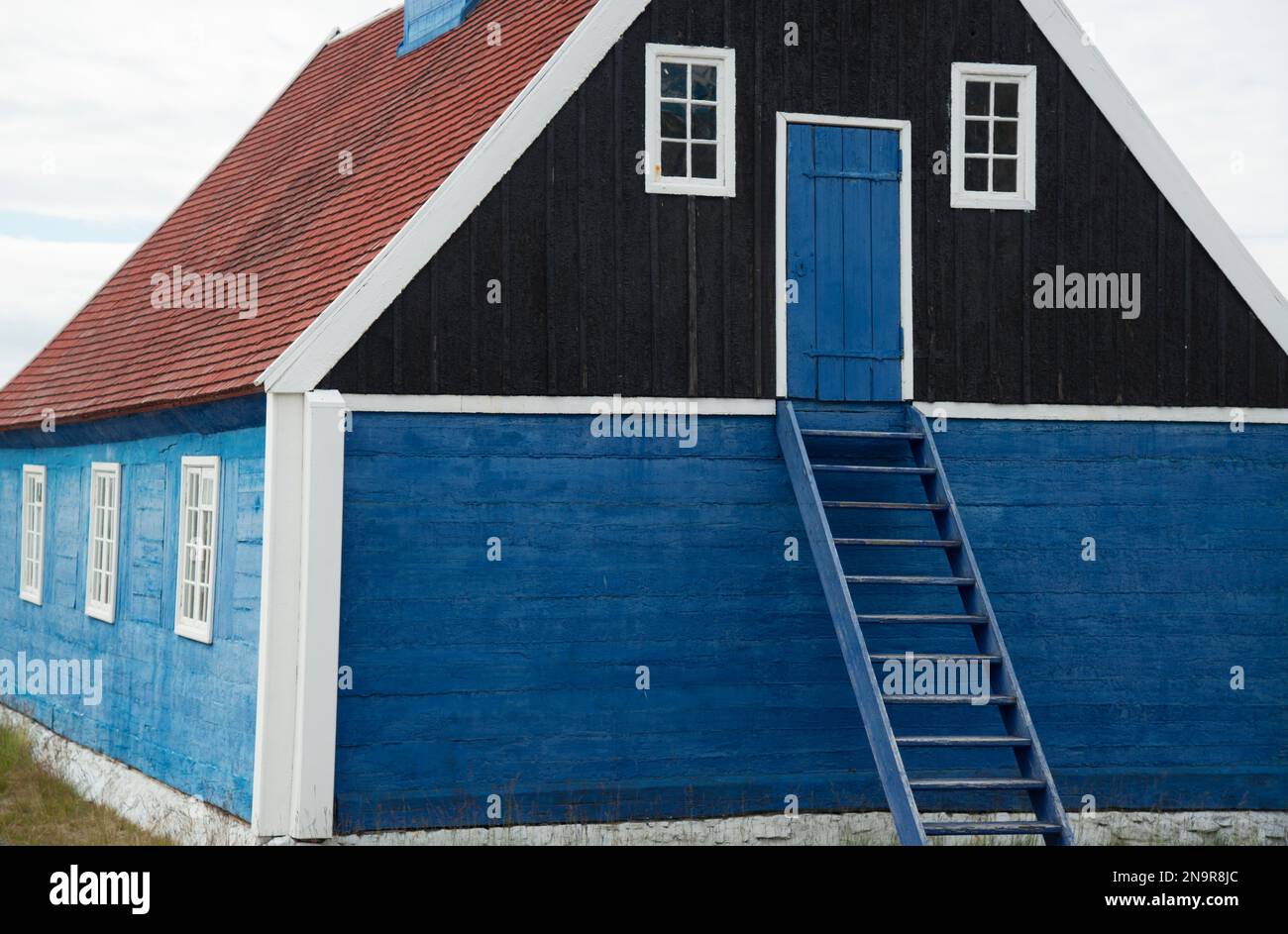 Stretti gradini conducono allo spazio attico in un edificio; Sisimiut, Groenlandia Foto Stock