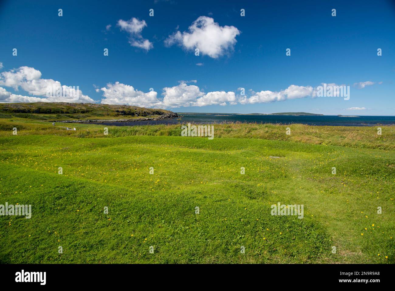 Delinea e tumuli nell'erba che contengono un antico sito di costruzione vichinga; l'Anse aux Meadows, Terranova e Labrador, Canada Foto Stock