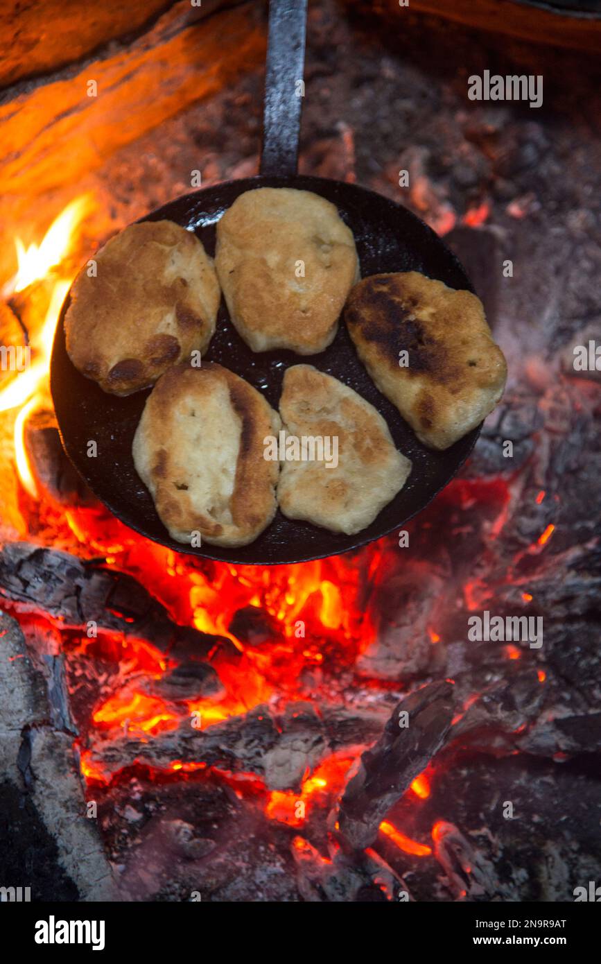 Tradizionale pane vichingo cucinato su un fuoco aperto; l'Anse aux Meadows, Terranova e Labrador, Canada Foto Stock