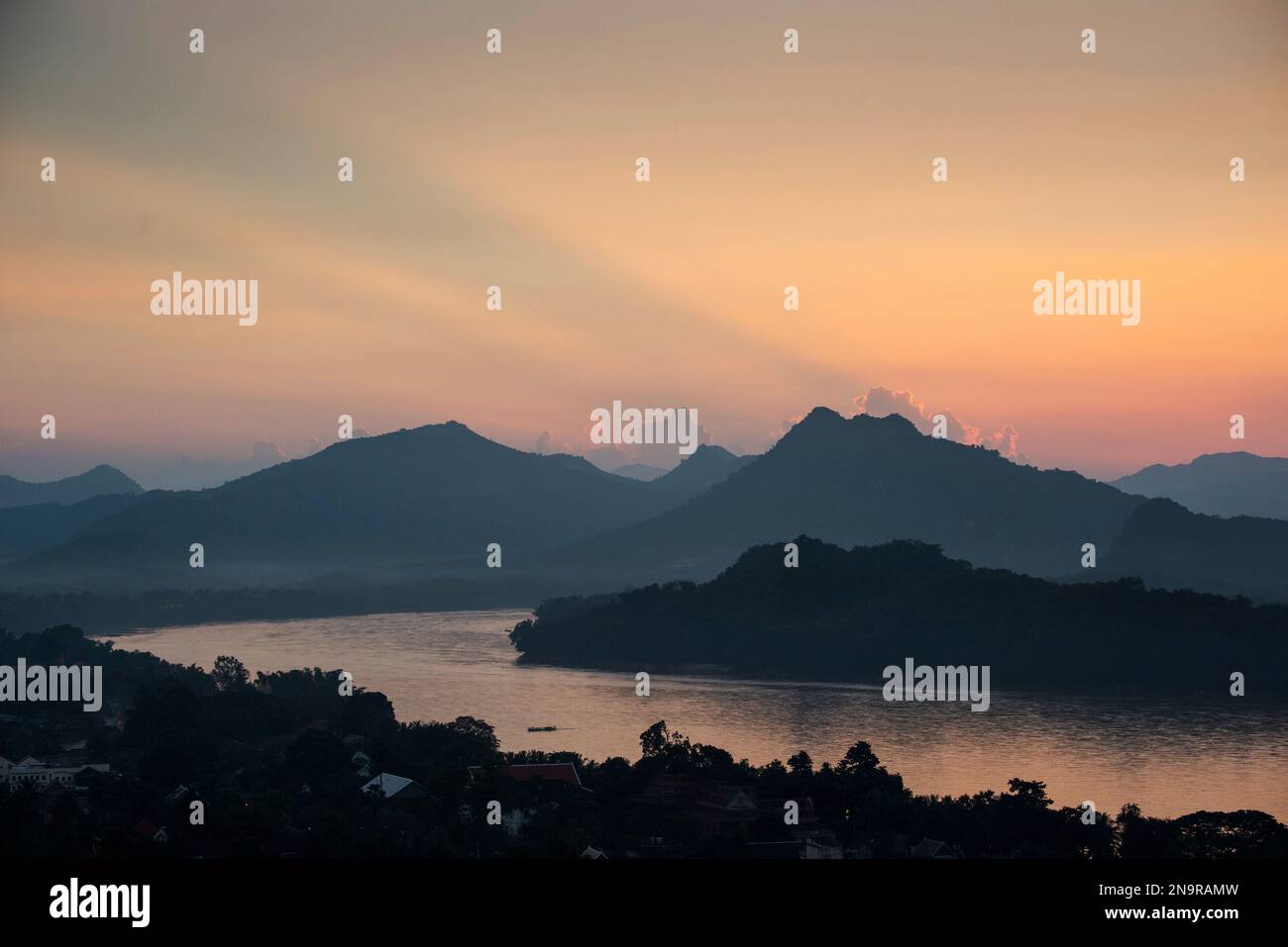 Tramonto lungo il fiume Mekong; provincia di Luang Prabang, Laos Foto Stock