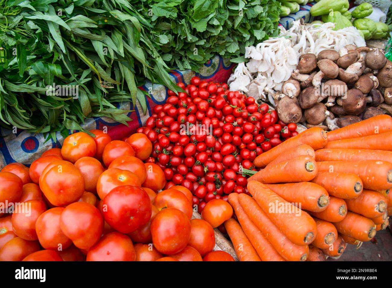 Verdure in vendita in un mercato di strada; Luang Prabang, Laos Foto Stock