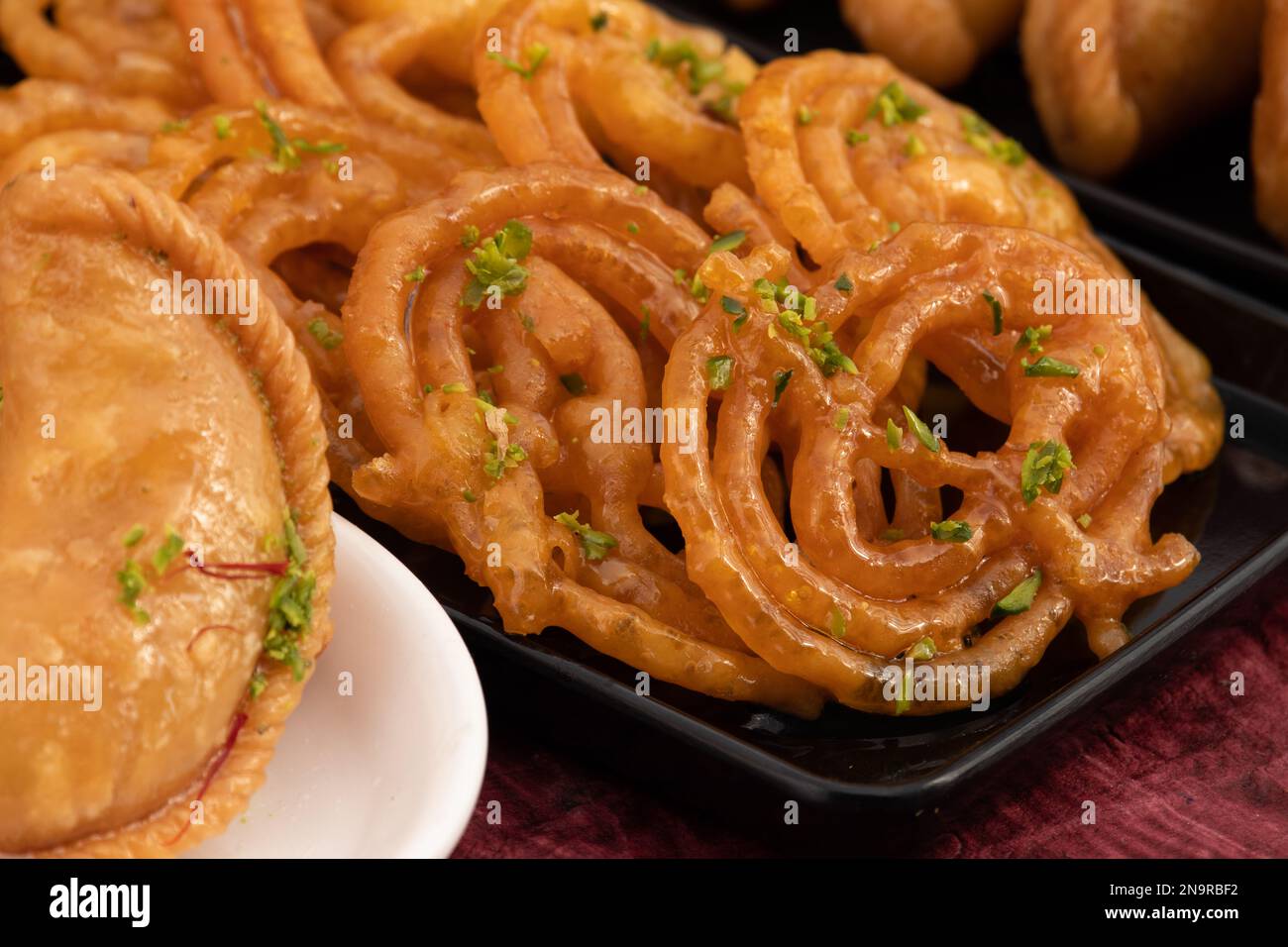 Jalebi chiamato anche Jilapi, Jilebi, Jilipi, Zulbia, Jerry, Zalebi, Mushabak è Mithai indiano fatto di fermentato all purpose Flour Maida, Besan Fried in Foto Stock