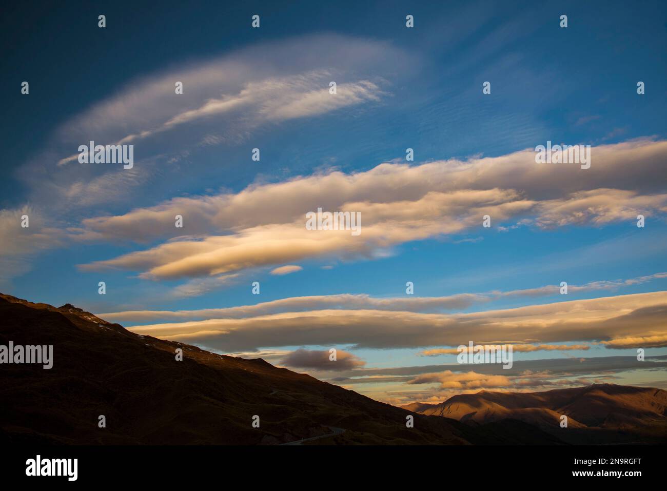 La luce del tramonto splende sulla valle di Cardrona nella regione di Otago, sull'Isola del Sud della nuova Zelanda; sull'Isola del Sud, nuova Zelanda Foto Stock