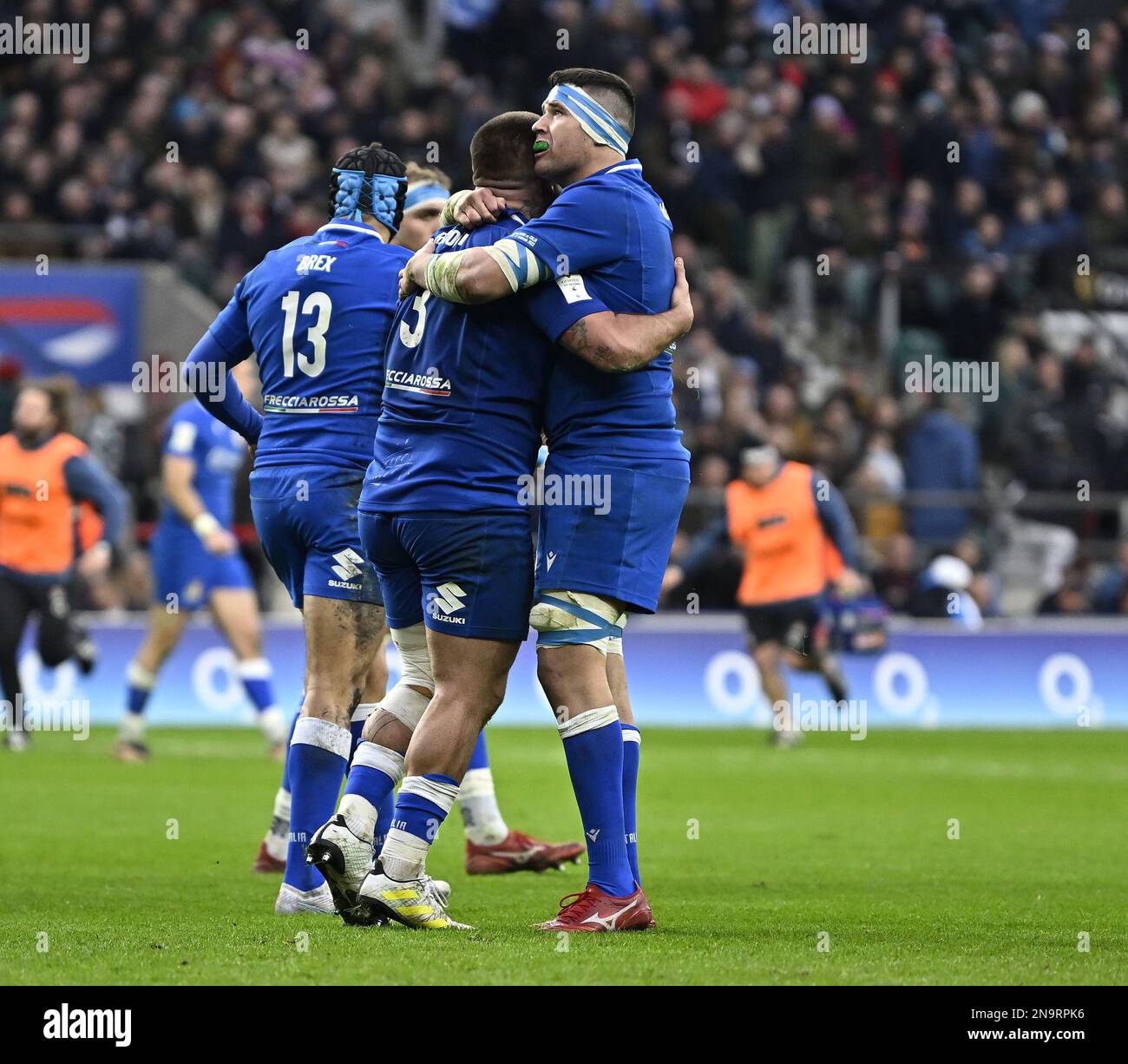 Twickenham, Regno Unito. 12th Feb, 2023. Inghilterra V Italia, Guinness 6 Nazioni. Stadio di Twickenham. Twickenham. PROVA. Marco Riccione (Italia, 3) si congratula con Sebastian Negri (Italia) durante la partita di rugby Inghilterra V Italia nel round 2 della Guinness 6 Nations. Credit: Sport in Pictures/Alamy Live News Foto Stock