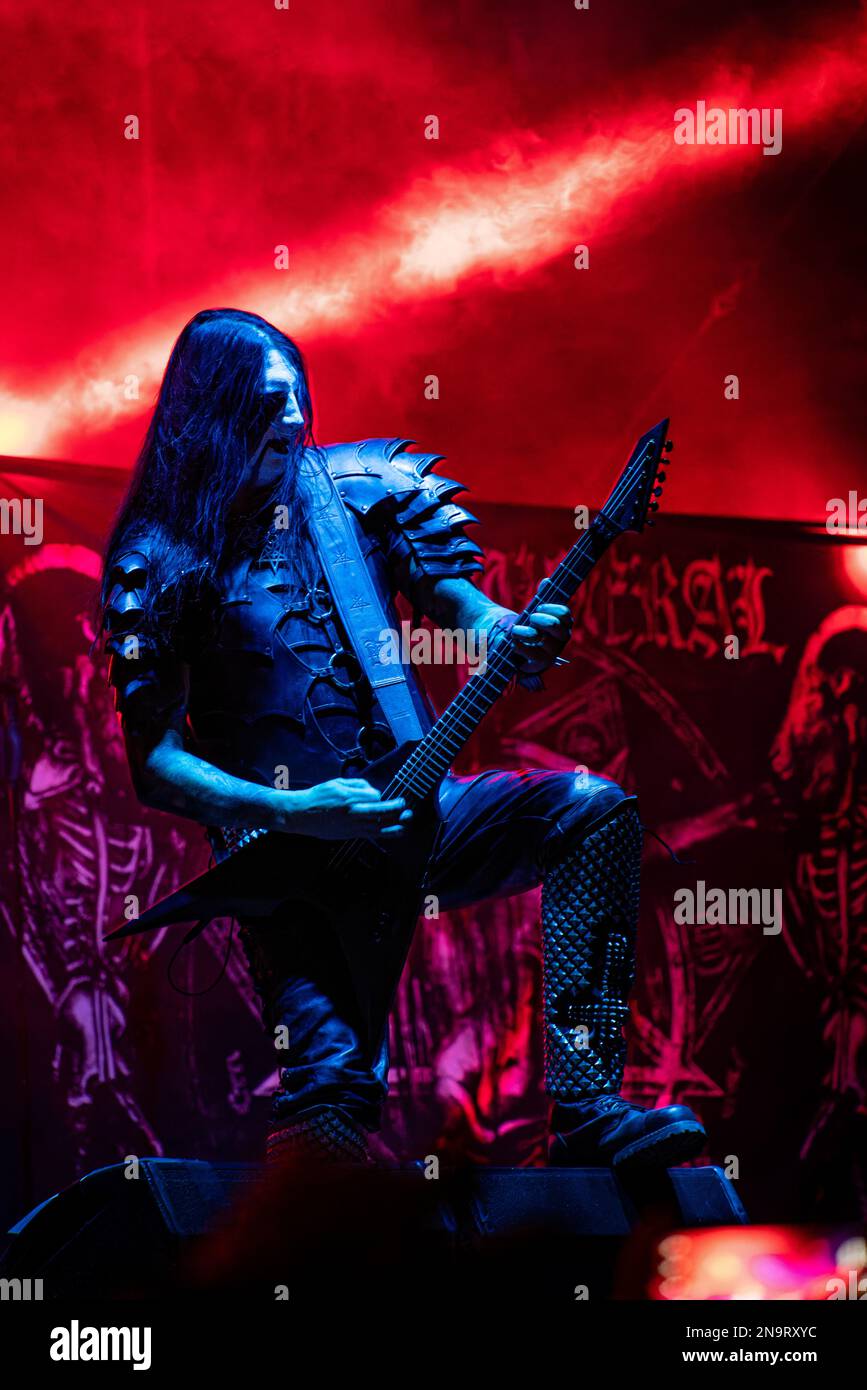 Un'immagine verticale di Dark Funeral che si esibisce nel festival brutal Assault 2022 Foto Stock