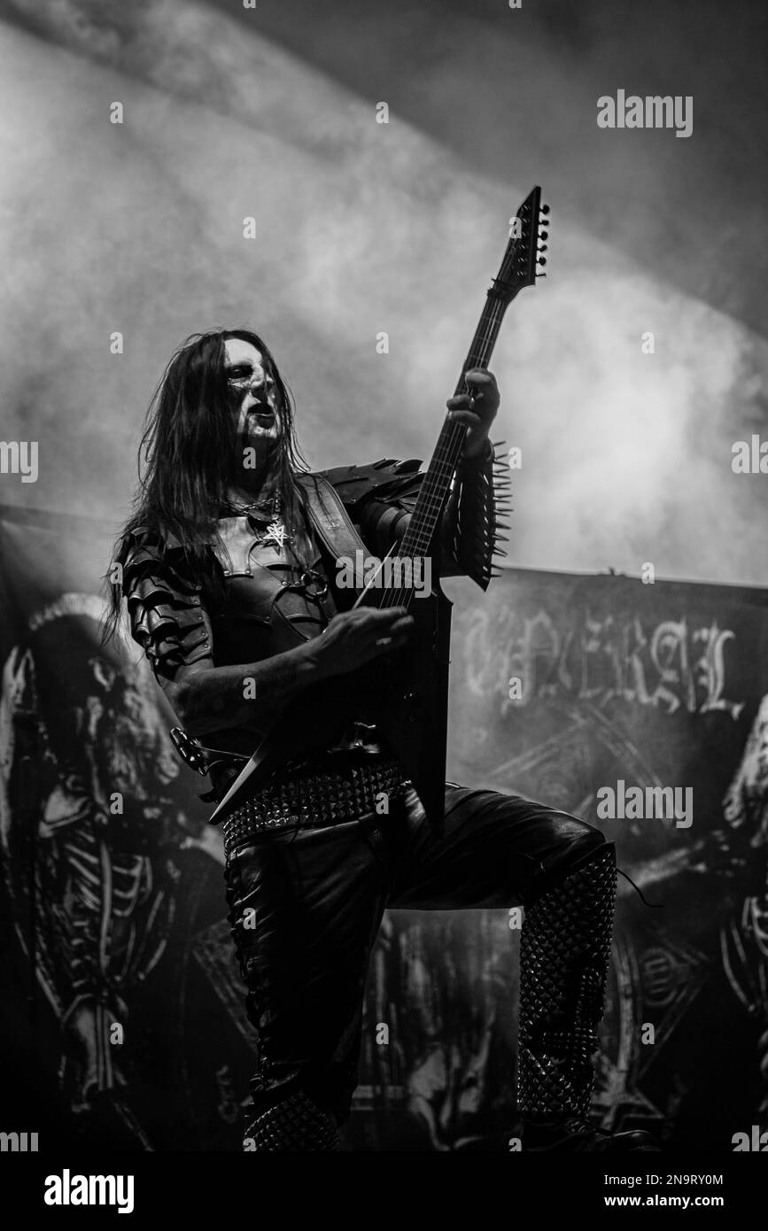 Un'immagine verticale in scala di grigi di Dark Funeral in esecuzione su Brutal Assault 2022 Festivall Foto Stock