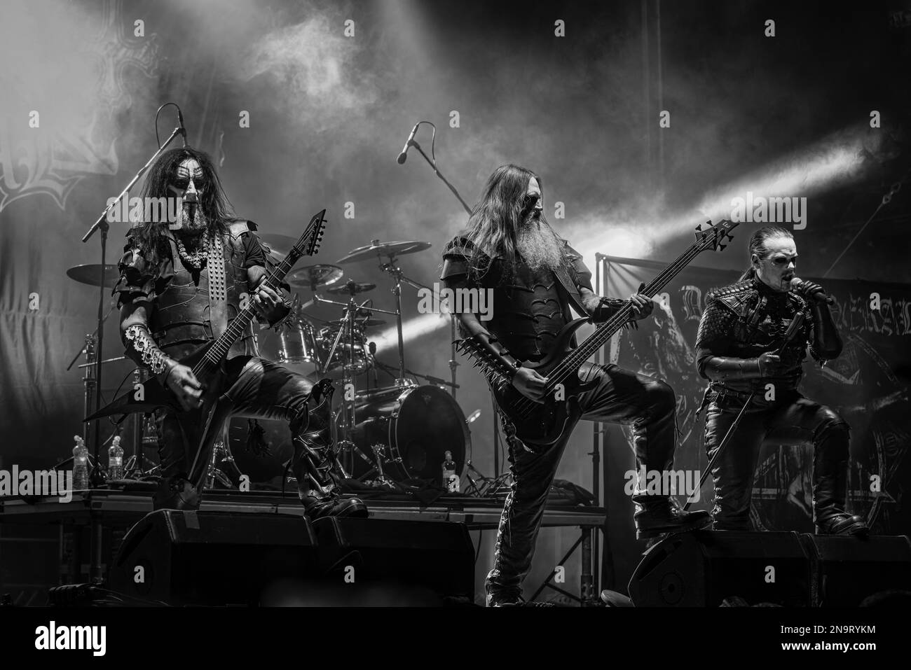 Un'immagine in scala di grigi di Dark Funeral in esecuzione su Brutal Assault 2022 Festivall Foto Stock