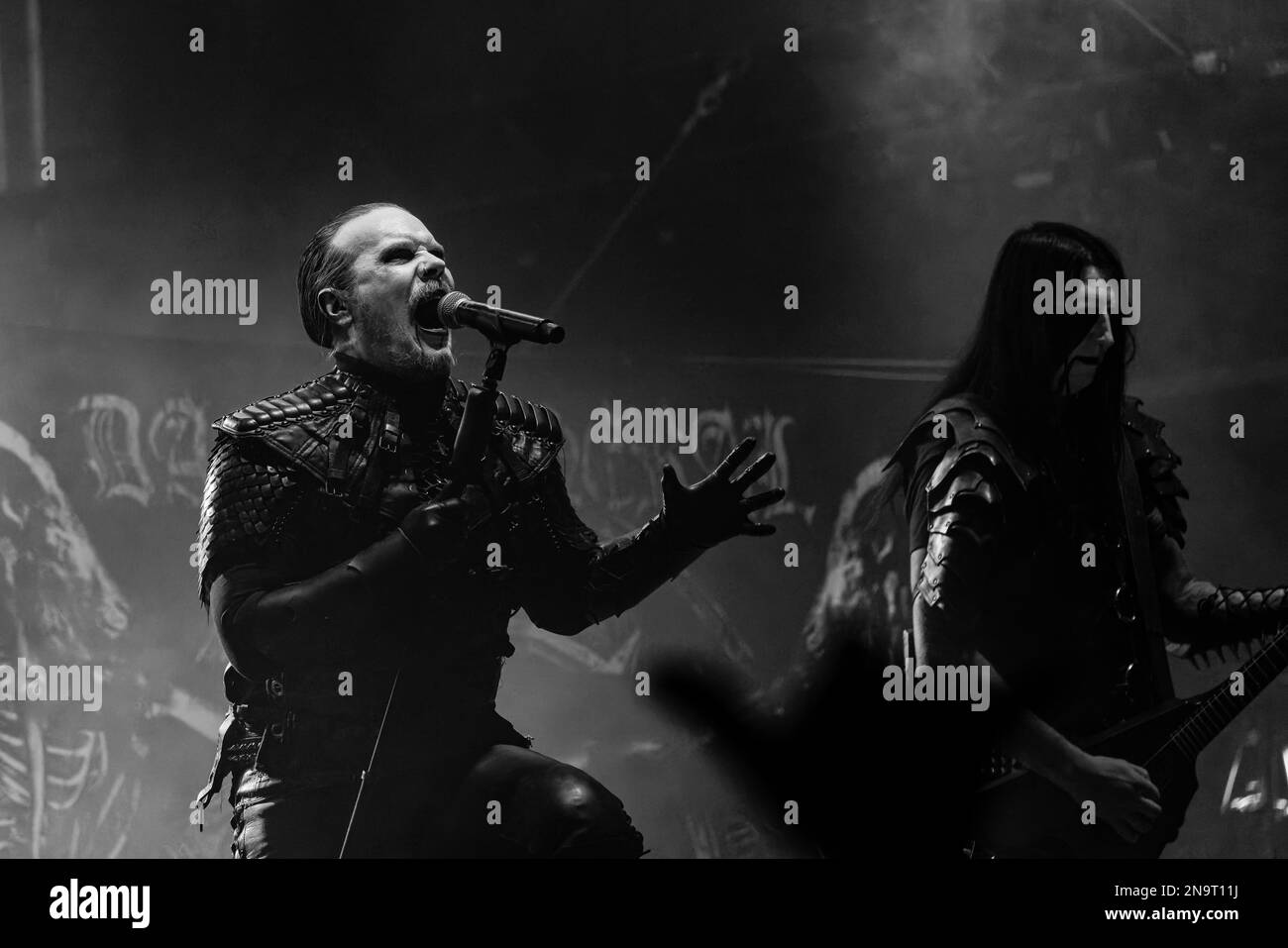 Un'immagine in scala di grigi di Dark Funeral che si esibisce in occasione del festival brutal Assault 2022 Foto Stock