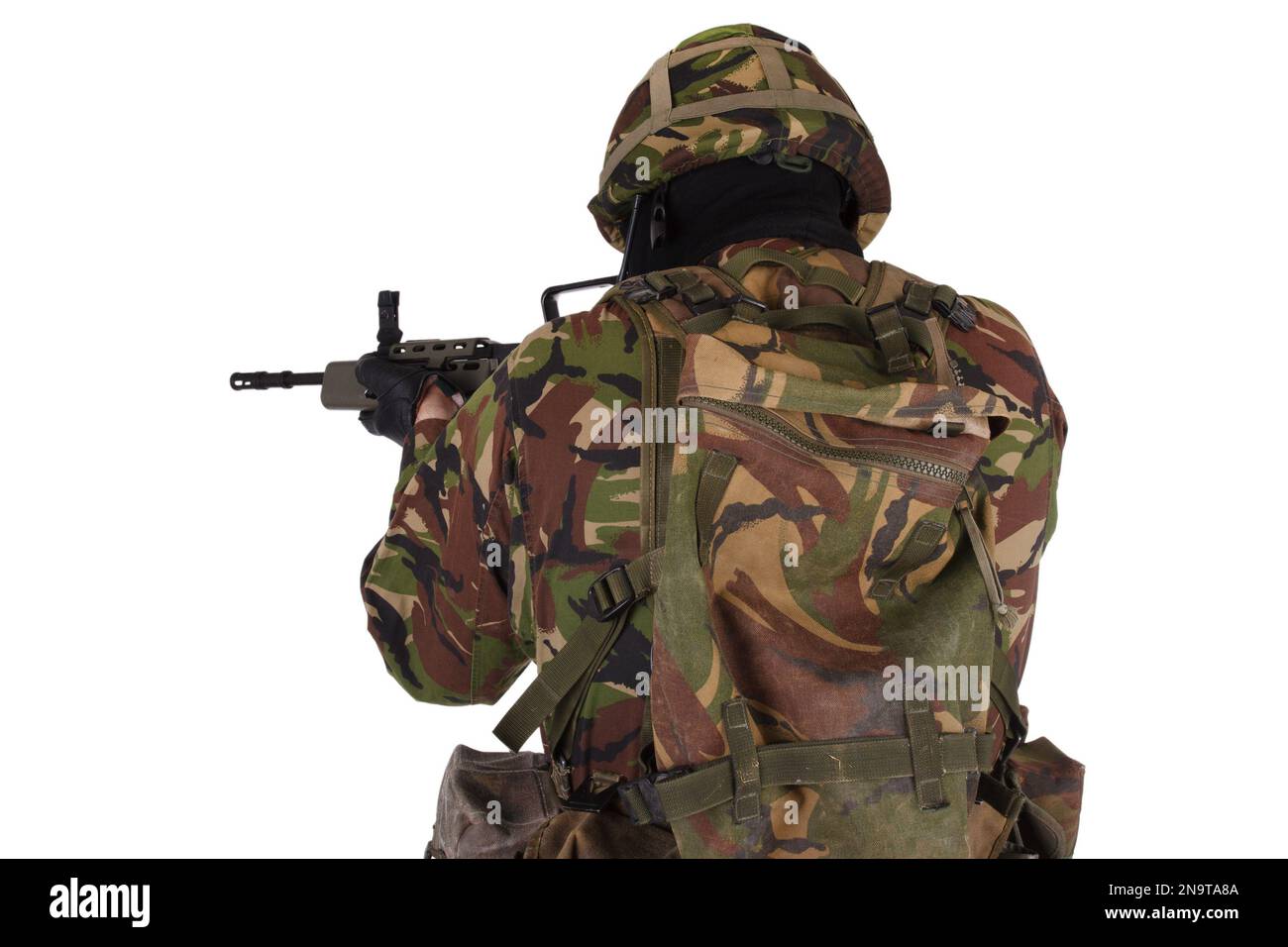 Fucile d'assalto dell'esercito britannico Soldier isolato su sfondo bianco Foto Stock